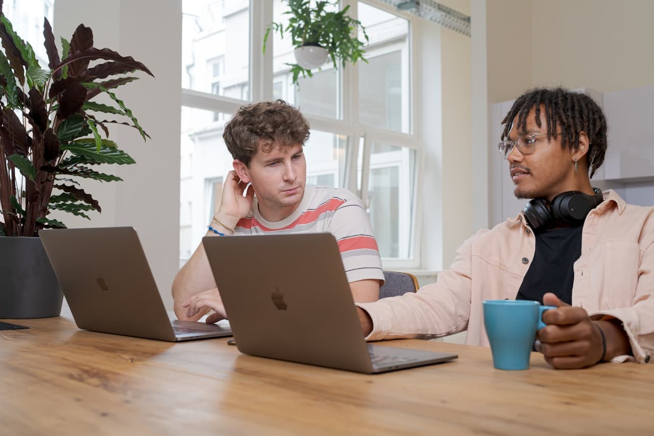 Deux collègues collaborent sur un projet logiciel en bureau