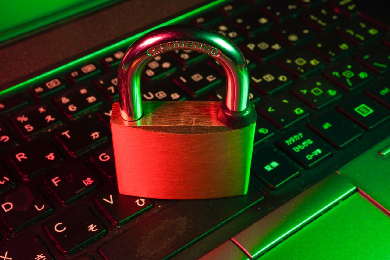 Cadenas rouge sur clavier noir, symbole de faille de sécurité